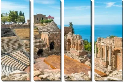 Руины античного греческого театра в Таормине на побережье Средиземного моря (Сицилия, Южная Италия)