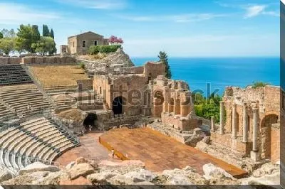 Руины античного греческого театра в Таормине на побережье Средиземного моря (Сицилия, Южная Италия)