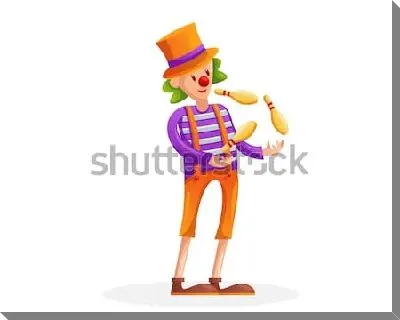 Смешной клоун в полосатом костюме и цилиндре жонглирует булавами