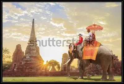 Картина Туристическая экскурсия на слонах по древнему городу на фоне восходящего солнца