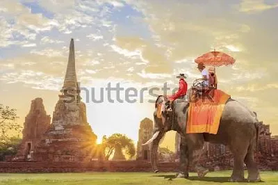 Плакат Туристическая экскурсия на слонах по древнему городу на фоне восходящего солнца