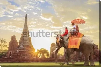Постер Туристическая экскурсия на слонах по древнему городу на фоне восходящего солнца