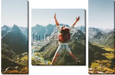 Счастливый путешественник с рюкзаком радуется покорению горной вершины и любуется великолепным видом на каьон