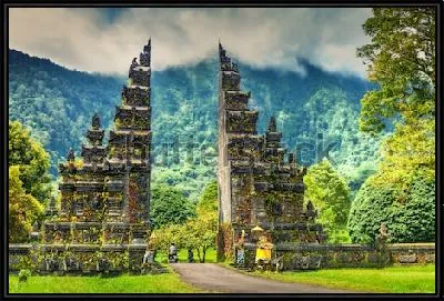 Туристическая достопримечательность острова Бали - статуи на воротах храма (Индонезия)