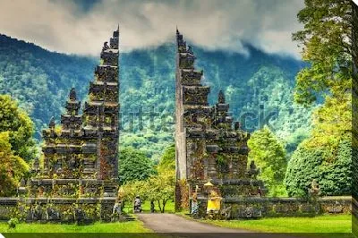 Туристическая достопримечательность острова Бали - статуи на воротах храма (Индонезия)