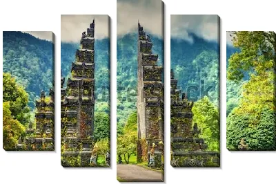 Туристическая достопримечательность острова Бали - статуи на воротах храма (Индонезия)