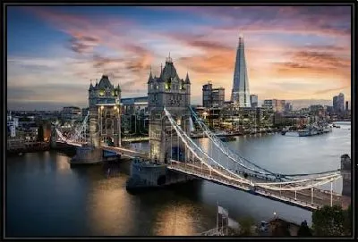 Туристическая достопримечательность Лондона - Тауэрский мост с видом на небоскребы