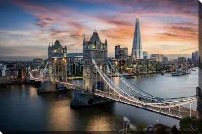 Туристическая достопримечательность Лондона - Тауэрский мост с видом на небоскребы