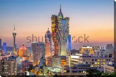 Великолепная панорама вечернего Макао с небоскрёбами и башнями (Китай)