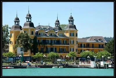 Картина Отель у озера