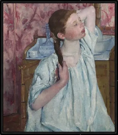 Девушка укладывает волосы 