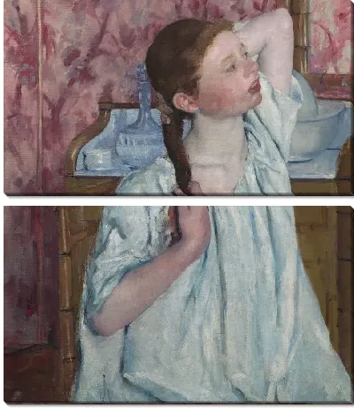 Девушка укладывает волосы 