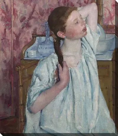 Девушка укладывает волосы 