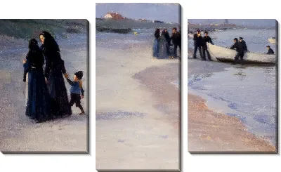 Белая лодка на пляже. Легкий летний вечер 