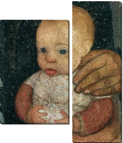 Младенец с рукой матери 