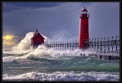 Маяк и море