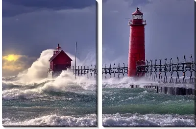 Маяк и море