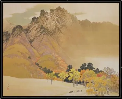 Белое облако на красивых горах осенью