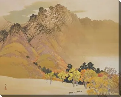 Белое облако на красивых горах осенью