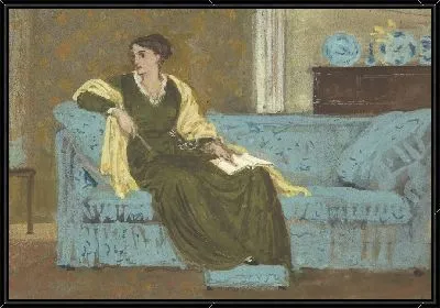 Женщина, сидящая на диване