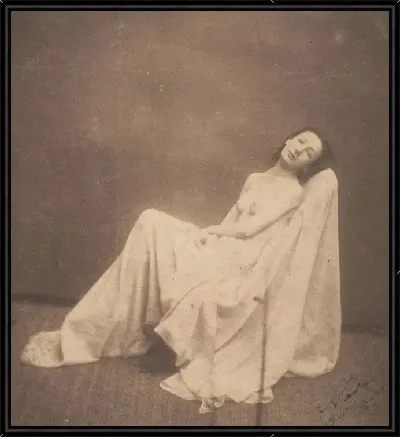 Сидящая модель, частично драпированная