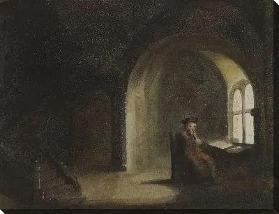 Человек сидит у окна