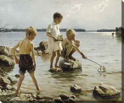 Мальчики играют на берегу