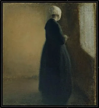 Пожилая женщина стоит у окна