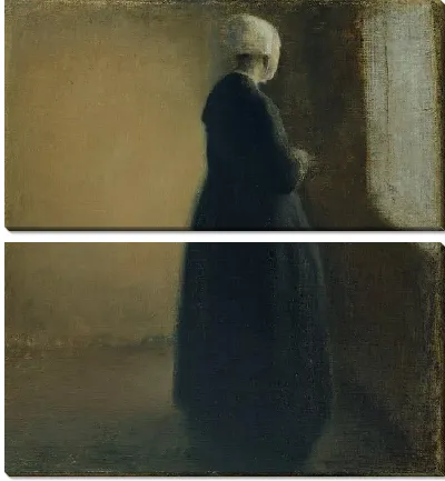 Пожилая женщина стоит у окна