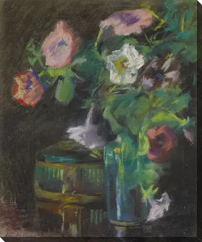 Натюрморт петуний в стеклянной вазе