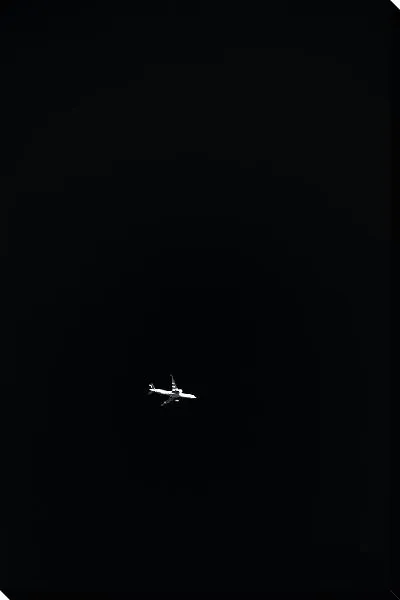 Постер Самолет на черном фоне