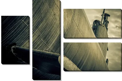 Подводная лодка на поверхности воды (сепия)