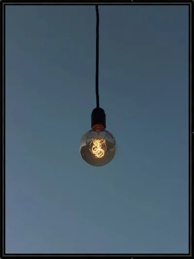 Картина Лампа накаливания на синем фоне