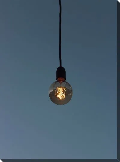 Постер Лампа накаливания на синем фоне