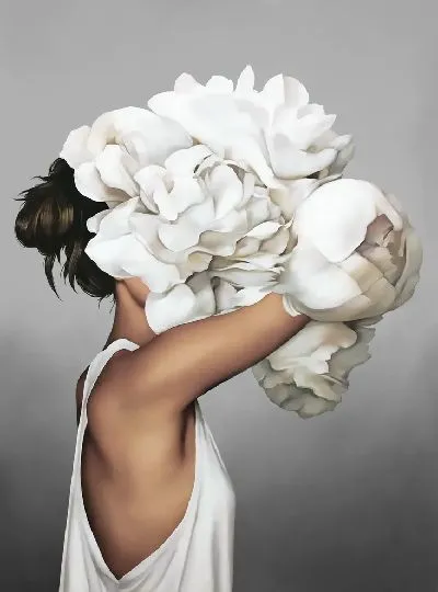 Картина Девушка с букетом цветом на голове на сером фоне