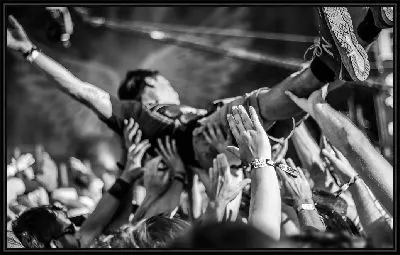 Картина Живая волна на рок концерте