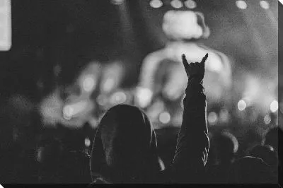 Постер Рок жест на рок концерте в ч/б стиле