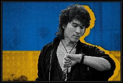 Виктор Цой смотрит на часы