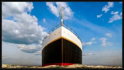 Носовая часть Титаника на фоне облаков