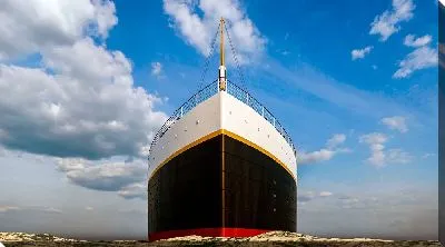 Носовая часть Титаника на фоне облаков