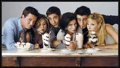 Друзья пьют молочные коктейли