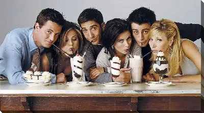 Друзья пьют молочные коктейли