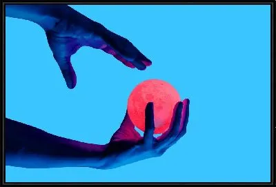 Неоновый шар в руках