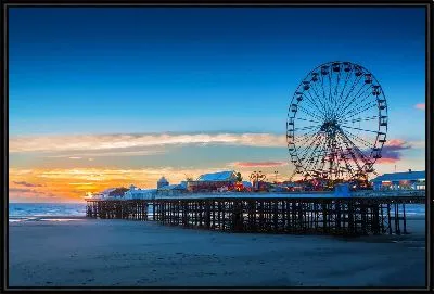 Пирс с колесом обозрения на закате