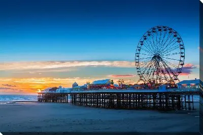 Пирс с колесом обозрения на закате