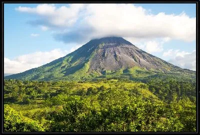 Картина Спящий вулкан с облаком