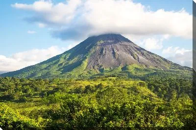 Постер Спящий вулкан с облаком
