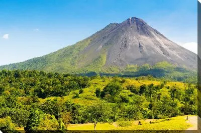 Спящий вулкан в долине