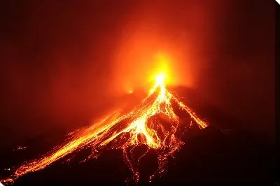 Ночное извержение вулкана