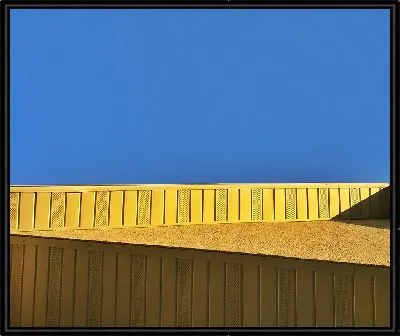 Желтый деревянный фасад